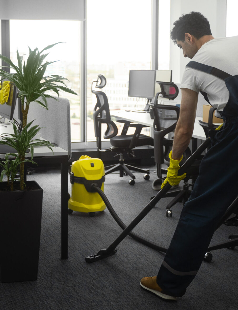 full-shot-people-cleaning-office